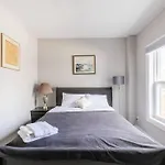 Modern House Newly Furnished 3 Mins Drive To Fall