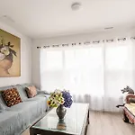 Modern House Newly Furnished 3 Mins Drive To Fall