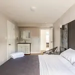 Modern House Newly Furnished 3 Mins Drive To Fall
