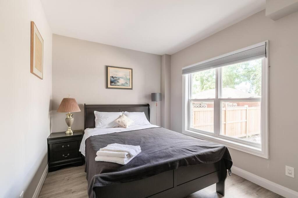 Holiday home Modern House Newly Furnished 3 Mins Drive To Fall Niagara Falls