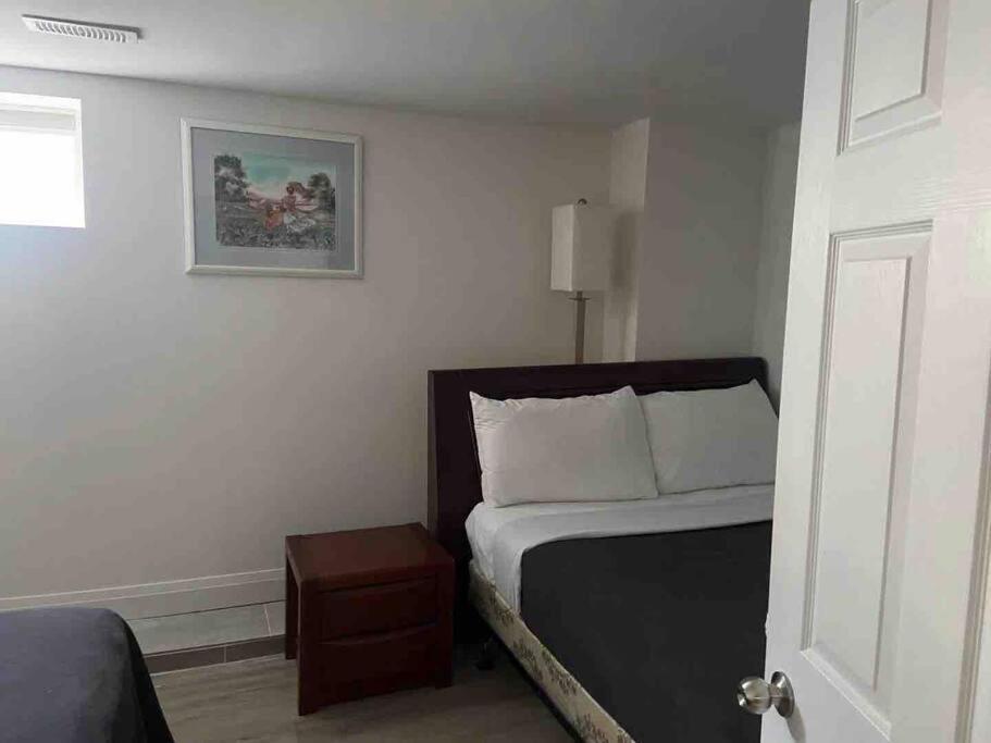 Modern House Newly Furnished 3 Mins Drive To Fall * Niagara Falls