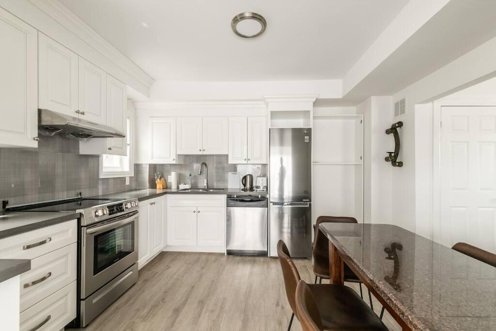 Holiday home Modern House Newly Furnished 3 Mins Drive To Fall Niagara Falls