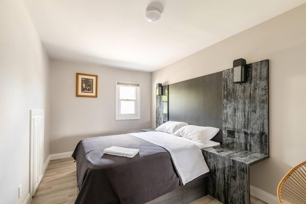 Holiday home Modern House Newly Furnished 3 Mins Drive To Fall Niagara Falls