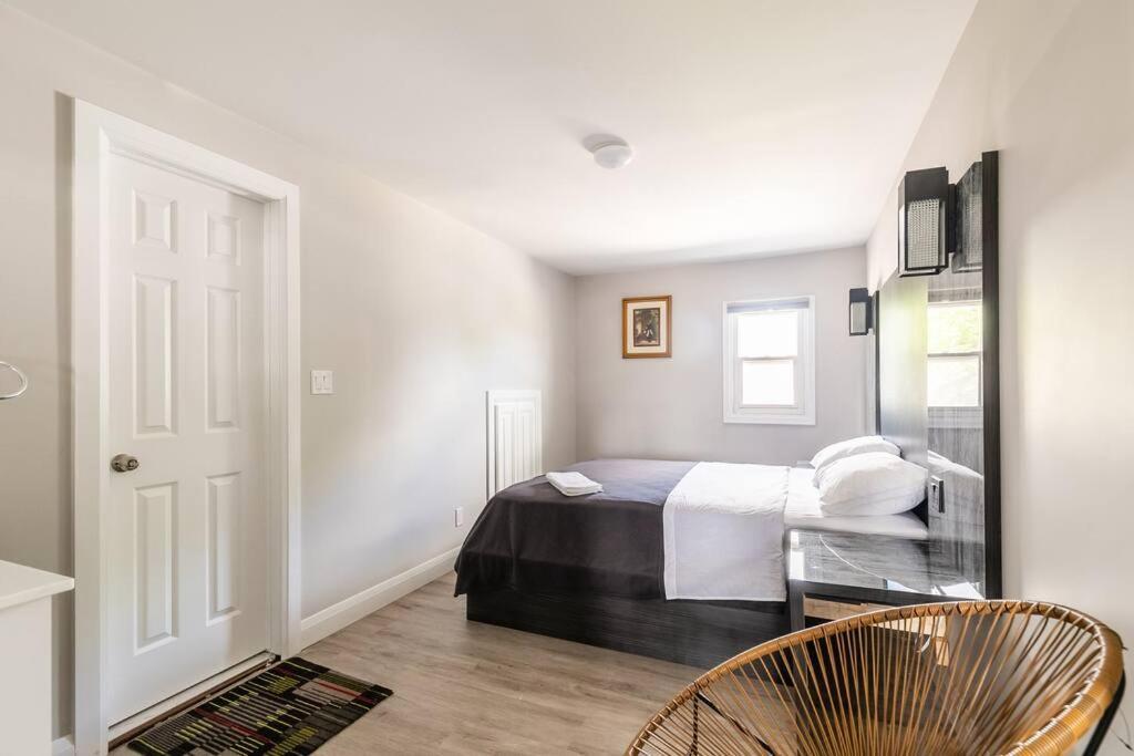 Modern House Newly Furnished 3 Mins Drive To Fall Niagara Falls