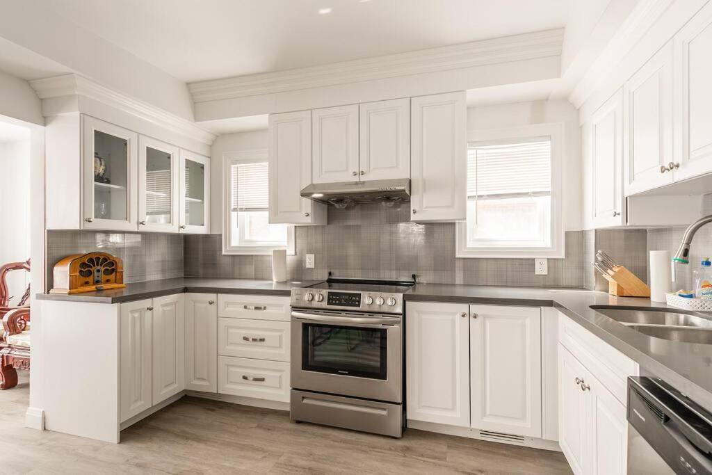 Modern House Newly Furnished 3 Mins Drive To Fall * Niagara Falls