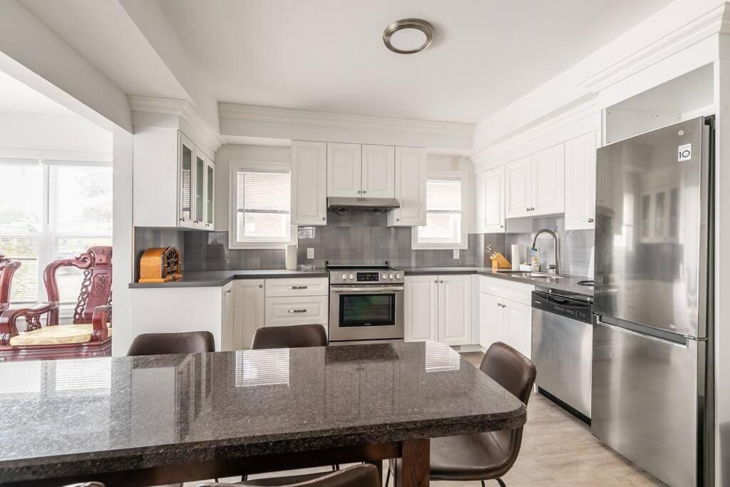 Modern House Newly Furnished 3 Mins Drive To Fall