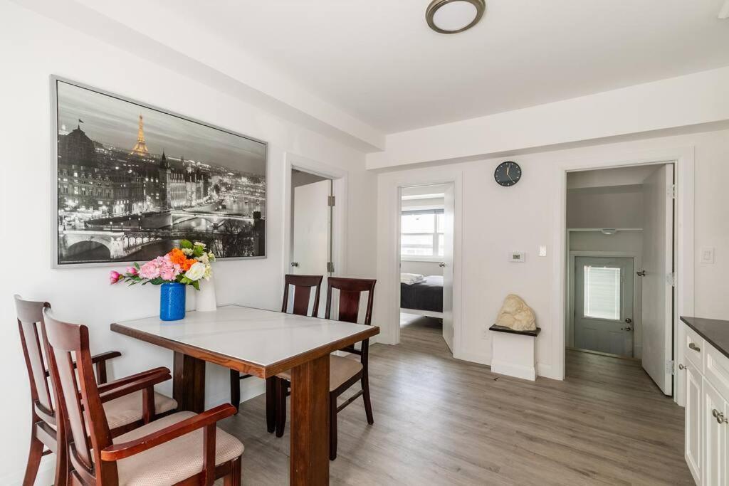 Holiday home Modern House Newly Furnished 3 Mins Drive To Fall Niagara Falls