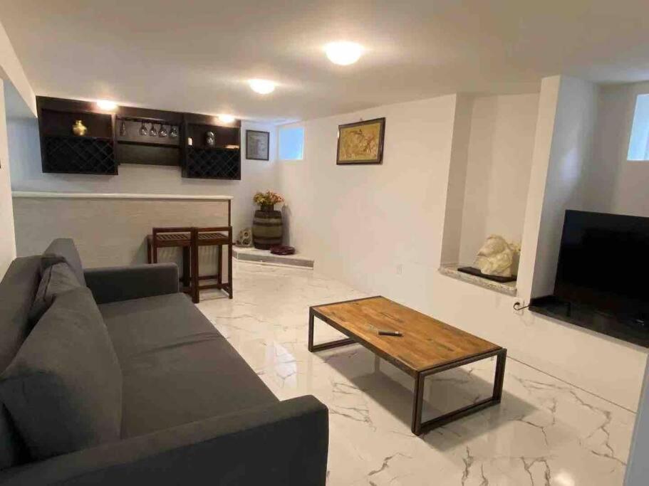 Modern House Newly Furnished 3 Mins Drive To Fall * Niagara Falls