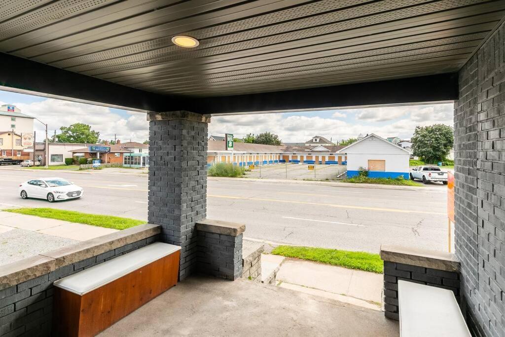 Modern House Newly Furnished 3 Mins Drive To Fall Niagara Falls